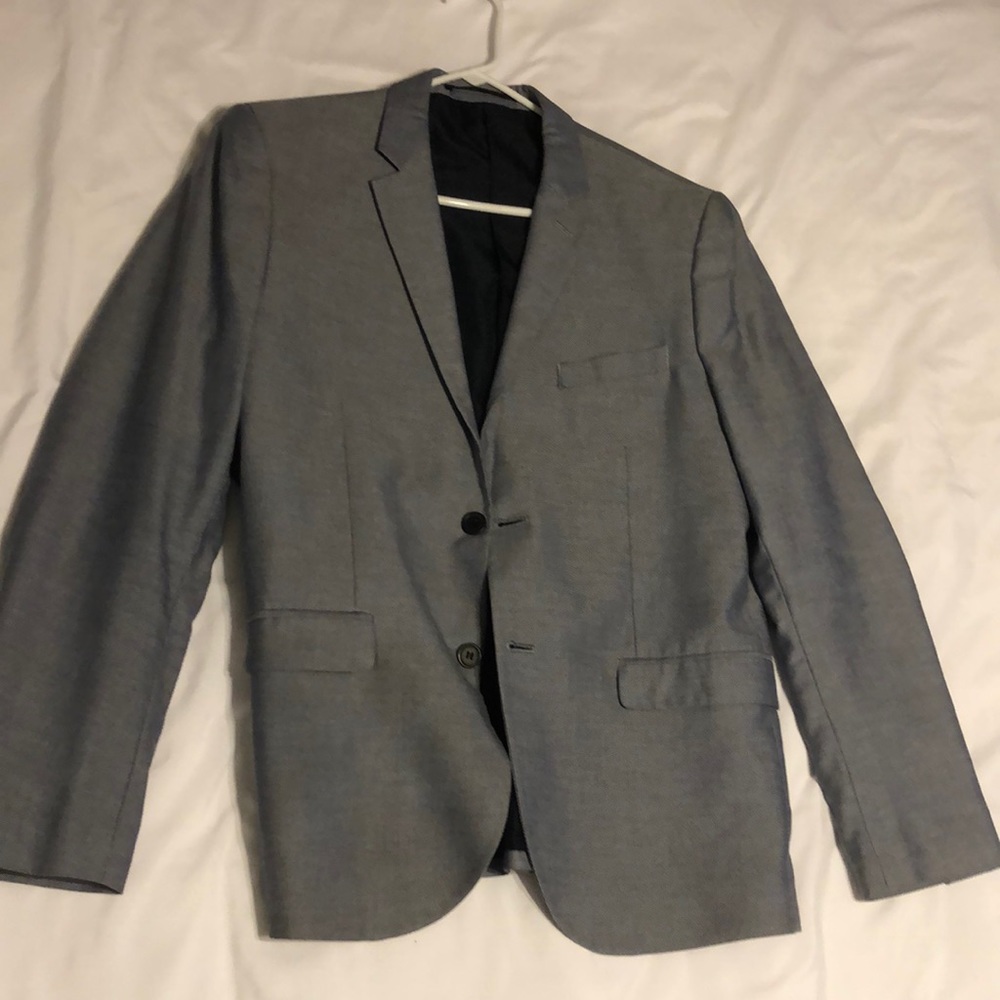 Gently used H&M suit. 42 regular jacket. 33 regular pants.
